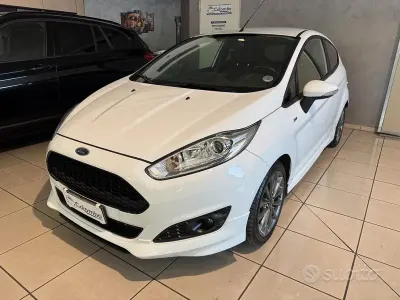 Usata Ford Fiesta ST-Line 75 CV (55 kW) 2017 Bianco Utilitaria