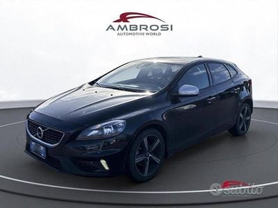 Usata Volvo V40 R-Design Kinetic 120 CV (88 kW) 2016 Nero Utilitaria