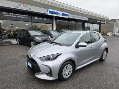 Usata Toyota Yaris Hybrid Active 92 CV (67 kW) 2024 Argento Berlina
