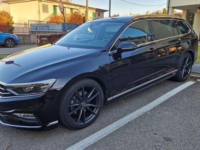 Usata VW Passat R-line 150 CV (110 kW) 2022 Nero Station wagon