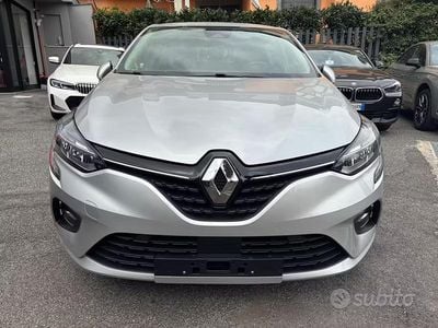 Używany Renault Clio V SE 75 KM (55 kW) 2020 Szary Sedan/Limuzyna