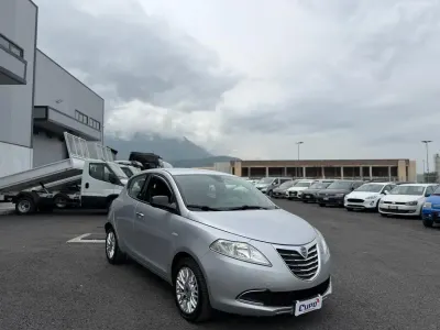 Usata Lancia Ypsilon Gold 95 CV (69 kW) 2015 Argento Utilitaria