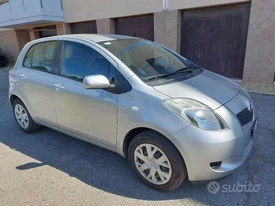 Usata Toyota Yaris Sol 69 CV (50 kW) 2007 Grigio Utilitaria