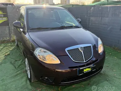 Usado Lancia Ypsilon 77 HP (56 kW) 2011 Roxo Citadino