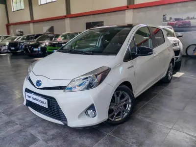 Usata Toyota Yaris Hybrid Lounge 74 CV (54 kW) 2012 Bianco Berlina