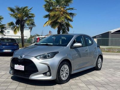 Usata Toyota Yaris Hybrid Business Edition 92 CV (67 kW) 2023 Argento Berlina