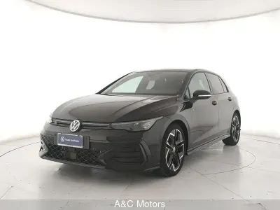 Usata VW Golf VIII R-line 150 CV (110 kW) 2025 Nero Utilitaria