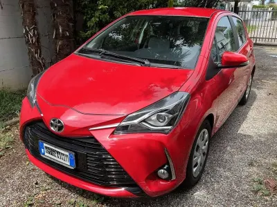 Usata Toyota Yaris Active 69 CV (50 kW) 2017 Rosso Berlina