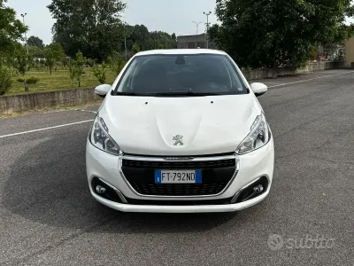 Usata Peugeot 208 Signature Sky 83 CV (61 kW) 2019 Bianco Utilitaria