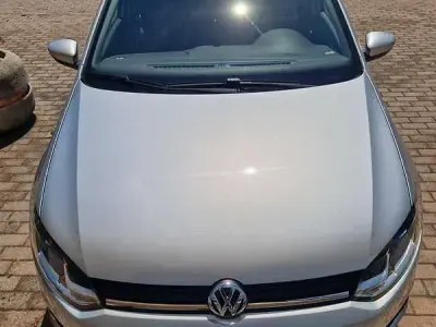 Usata VW Polo Comfortline 60 CV (44 kW) 2017 Argento Berlina