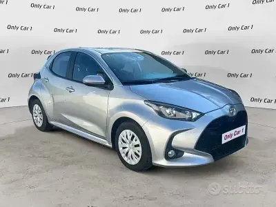 Usata Toyota Yaris Business Edition 72 CV (52 kW) 2023 Grigio Utilitaria