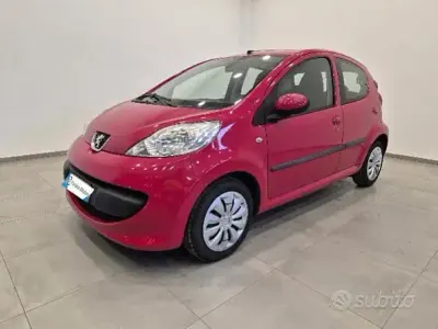 Usata Peugeot 107 68 CV (50 kW) 2007 Rosso Utilitaria