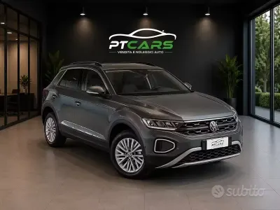 Usata VW T-Roc Life 150 CV (110 kW) 2023 Grigio SUV