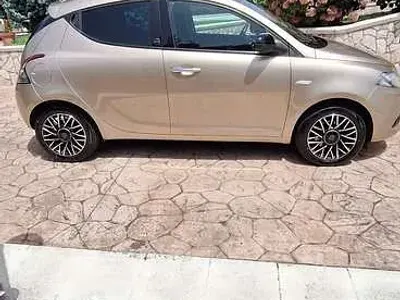 Usata Lancia Ypsilon Gold 69 CV (50 kW) 2021 Giallo Utilitaria