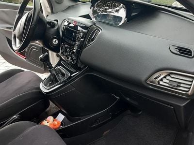 Usata Lancia Ypsilon 95 CV (69 kW) 2015 Bianco Utilitaria