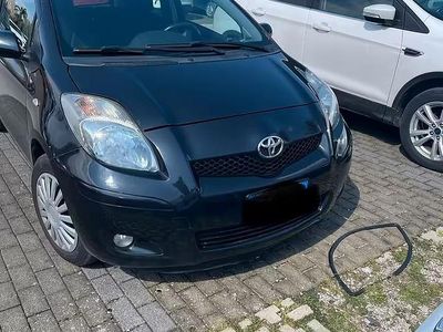 Begagnad Toyota Yaris 69 HK (50 kW) 2010 Svart Sedan