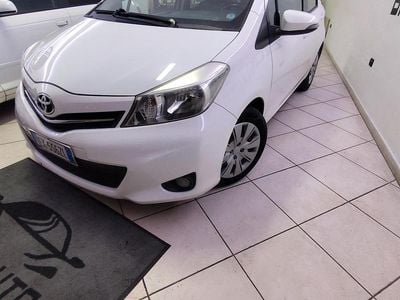 Usata Toyota Yaris 90 CV (66 kW) 2012 Bianco Utilitaria