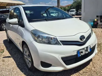 Usata Toyota Yaris Lounge 69 CV (50 kW) 2012 Bianco Utilitaria