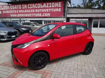 Usata Toyota Aygo X-clusiv 69 CV (50 kW) 2016 Rosso Utilitaria