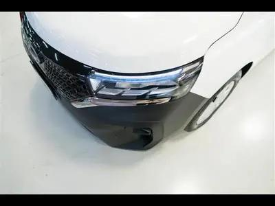 Usata Nissan Townstar N-Connecta 89 kW (122 CV) 2023 Grigio chiaro Furgone