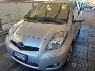 Usata Toyota Yaris Sol 90 CV (66 kW) 2011 Grigio metallizzato Utilitaria