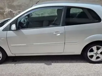Usata Ford Fiesta Ghia 68 CV (50 kW) 2007 Grigio Utilitaria