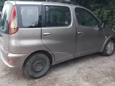 Usata Toyota Yaris Verso 84 CV (61 kW) 2003 Grigio Monovolume