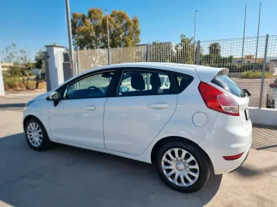 Usata Ford Fiesta Titanium 74 CV (54 kW) 2016 Bianco Utilitaria