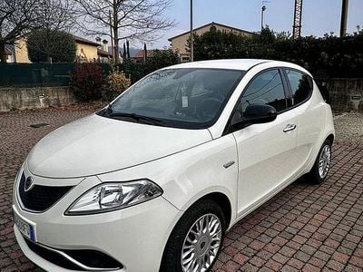 Usado Lancia Ypsilon 69 CV (50 kW) 2017 Blanco Utilitario