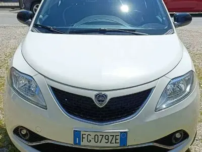 Usata Lancia Ypsilon Gold 69 CV (50 kW) 2017 Bianco Utilitaria
