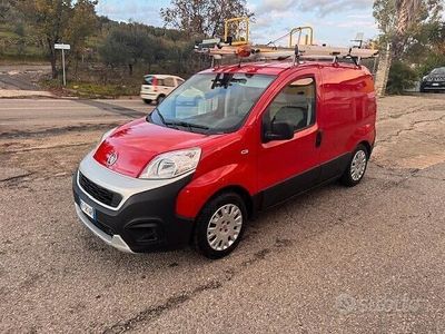 Begagnad Fiat Fiorino 95 HK (69 kW) 2016 Röd Minibuss