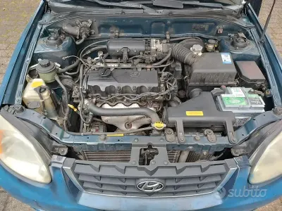 Usata Hyundai Accent 84 CV (61 kW) 2004 Blu Berlina