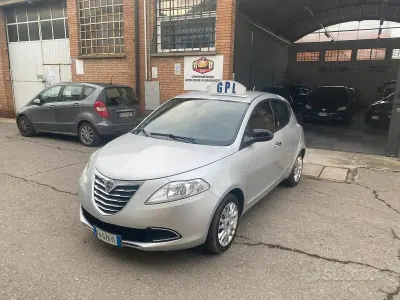 Usata Lancia Ypsilon Silver 69 CV (50 kW) 2015 Grigio Utilitaria