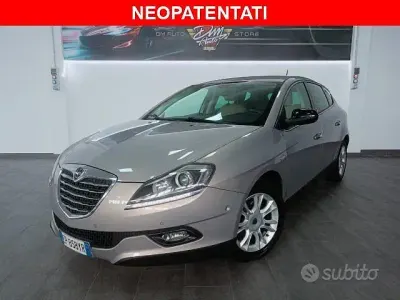 Usata Lancia Delta Platinum 120 CV (88 kW) 2013 Oro Utilitaria
