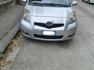 Usata Toyota Yaris Sol 90 CV (66 kW) 2010 Grigio Utilitaria