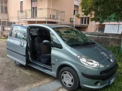 Usata Peugeot 1007 70 CV (51 kW) 2006 Verde Monovolume