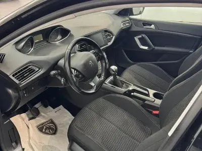 Usata Peugeot 308 102 CV (75 kW) 2019 Nero Berlina