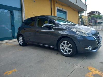 Usata Peugeot 208 Allure 68 CV (50 kW) 2014 Grigio Utilitaria
