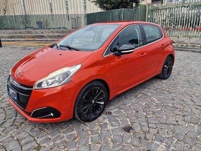 Usata Peugeot 208 Allure 75 CV (55 kW) 2015 Arancione Utilitaria