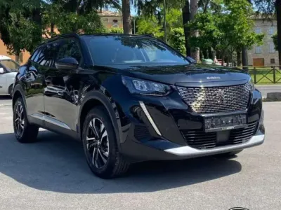 Usata Peugeot 2008 Allure 101 CV (74 kW) 2023 Nero SUV