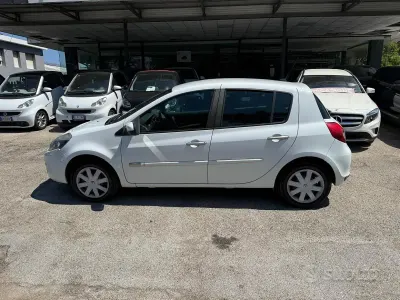 Usata Renault Clio II Dynamique 85 CV (62 kW) 2010 Bianco Berlina