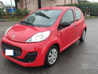 Usata Peugeot 107 Active 68 CV (50 kW) 2012 Rosso Utilitaria
