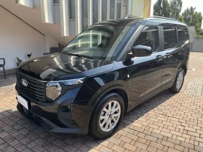 Usata Ford Tourneo Courier Titanium 125 CV (91 kW) 2025 Nero Monovolume