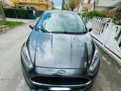 Usata Ford Fiesta 75 CV (55 kW) 2016 Grigio Utilitaria