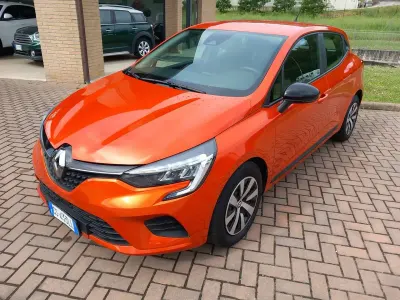Używany Renault Clio V Equilibre 67 KM (49 kW) 2023 Pomarańczowy Sedan/Limuzyna