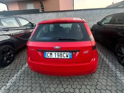 Second-hand Ford Fiesta Ghia 75 CP (55 kW) 2004 Roșu Hatchback