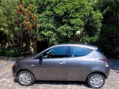 Usado Lancia Ypsilon 69 HP (50 kW) 2016 Cinzento Citadino