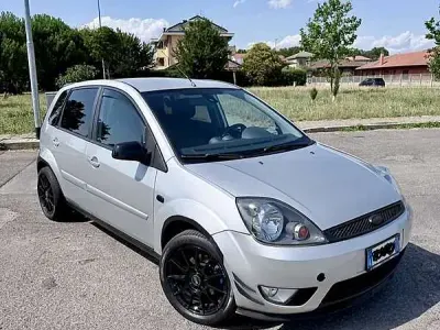 Usata Ford Fiesta Ghia 75 CV (55 kW) 2008 Grigio Utilitaria