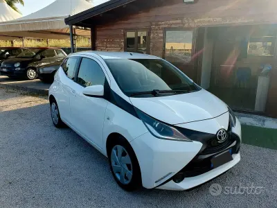 Usata Toyota Aygo Connect Style 68 CV (50 kW) 2014 Bianco Utilitaria