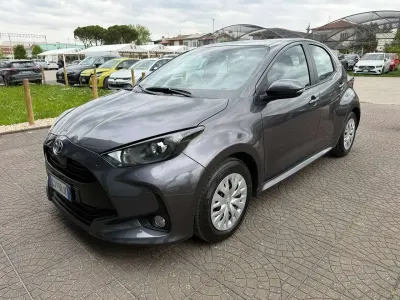 Begagnad Toyota Yaris Hybrid Active 92 HK (67 kW) 2022 Grå Sedan